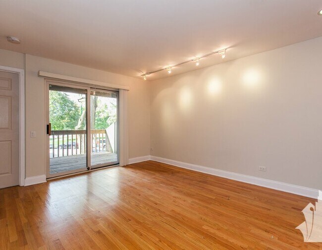 Building Photo - 2131 N Larrabee St