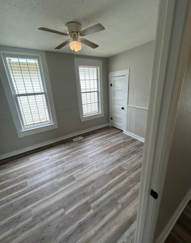Building Photo - PRICE REDUCED LIMITED TIME! RECENTLY UPDAT...