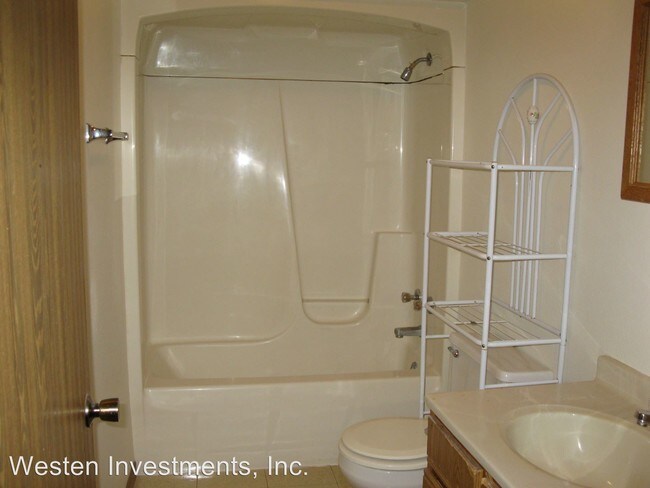 Building Photo - 3 br, 1.5 bath Room For Rent - 300 N Clay St