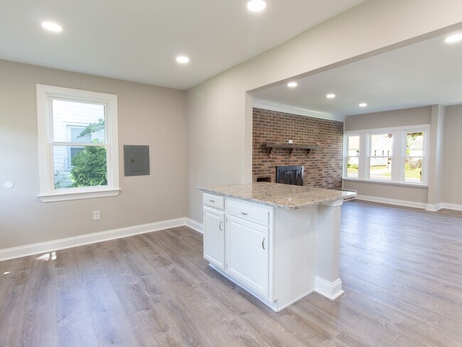 Comedor - 114 Harding Ave