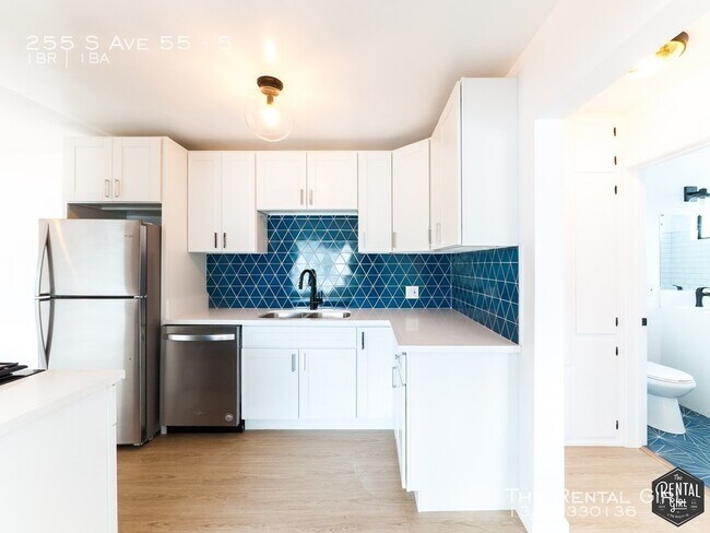 Building Photo - Top Floor Corner Unit With Courtyard Views