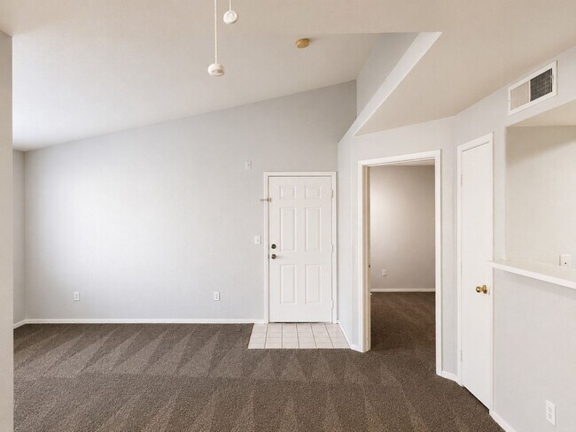 Foto del edificio - 2nd Floor Latigo with detached garage