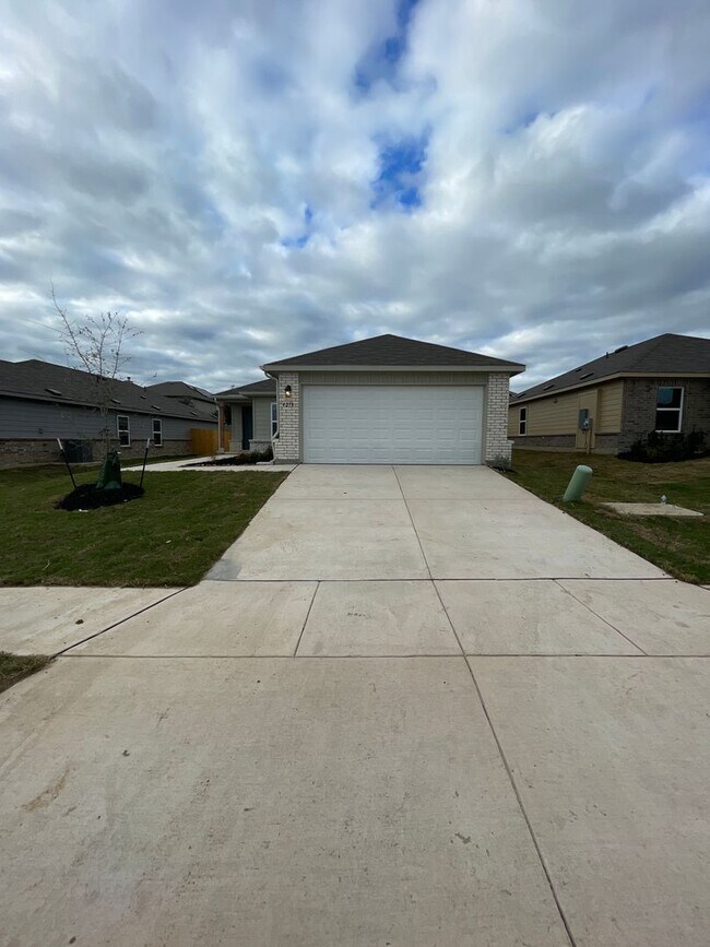 Foto del edificio - Limited Time: Half Off First Month — 3-Bedroom | 2-Bath Home in Legend Pond