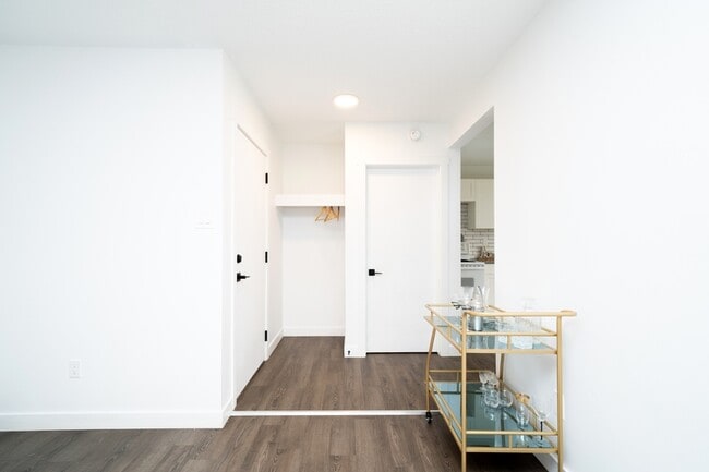 Building Photo - 10021-10154 154 St