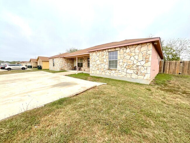 Foto del edificio - **APPLICATION RECEIVED** **MOVE IN SPECIAL** Charming 3-Bed, 2-Bath Home with Fenced Yard – Pet F...