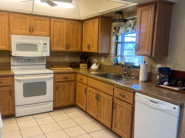 Building Photo - 2425 Doud St