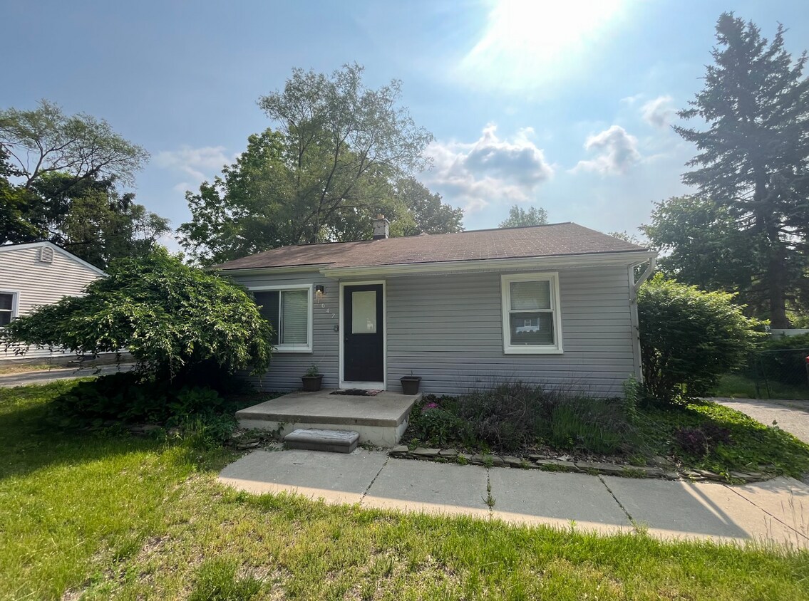 Primary Photo - Fully furnished beautifully renovated house!