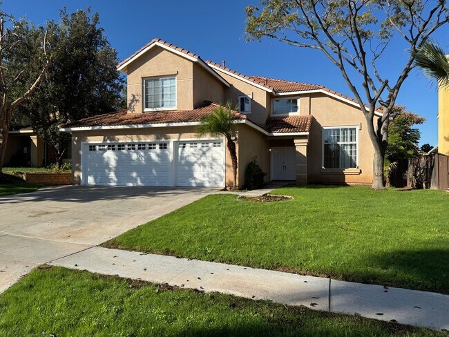 Foto del edificio - 4 bed 3 full bath house with 3 car garage in Corona for lease