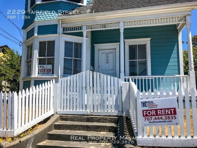 Building Photo - Cat-friendly downstairs Victorian duplex!