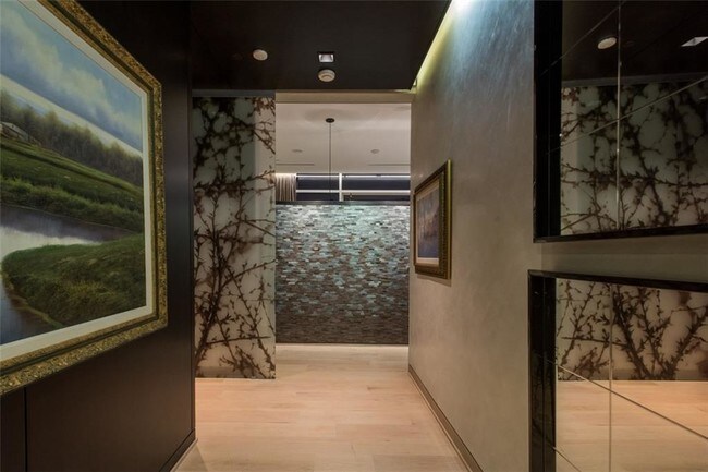 Foto del edificio - 2430 Victory Park Ln