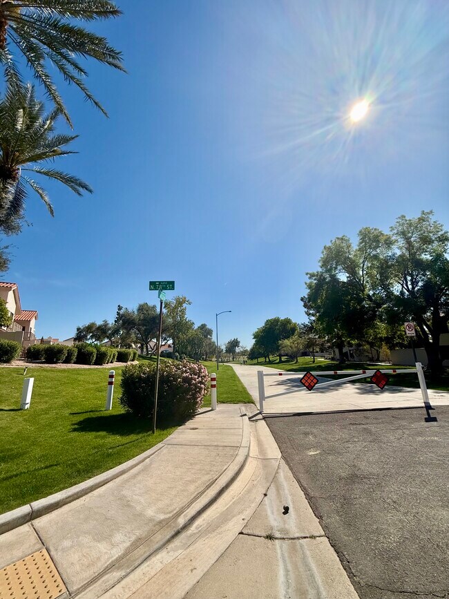 Foto del edificio - 7800 E Lincoln Dr