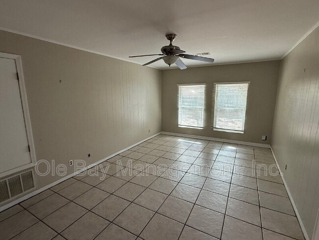 Building Photo - 5555 Vanderbilt Dr