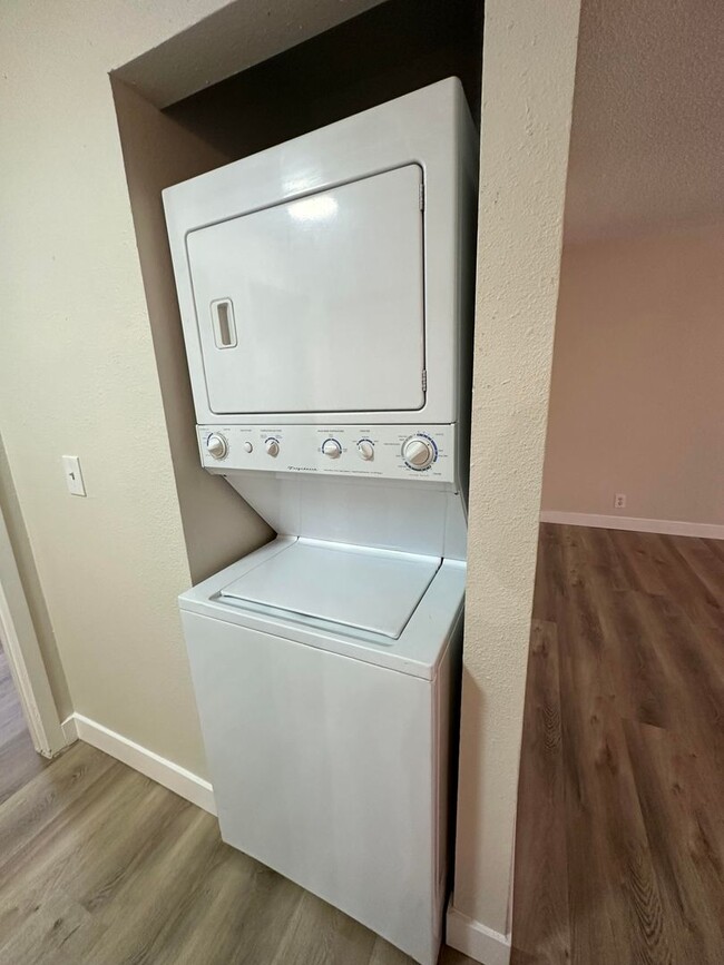 Building Photo - Updated 2 bedroom condo