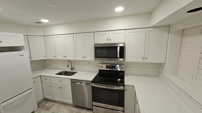 Building Photo - 5715 Brewer House Cir
