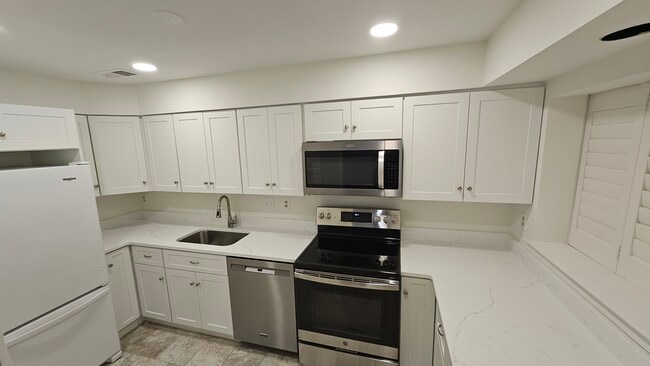 Building Photo - 5715 Brewer House Cir