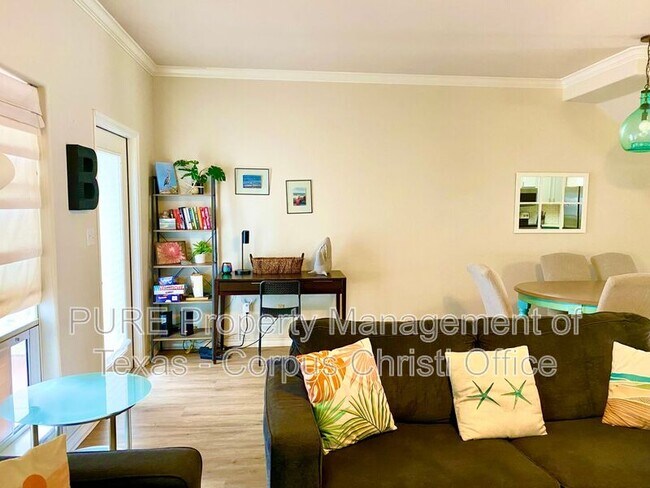 Foto del edificio - 15102 Leeward Dr