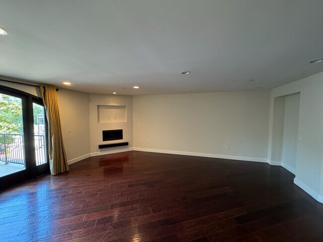 Foto del edificio - 1636 S Beverly Glen Blvd