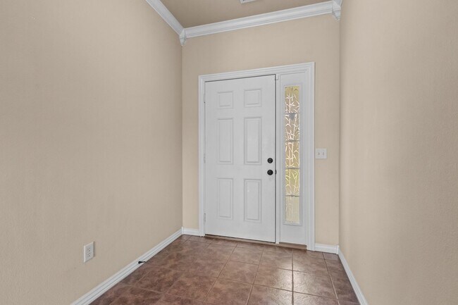 Building Photo - Stunning 3 Bed 2 Bath In Quiet Neighborhood