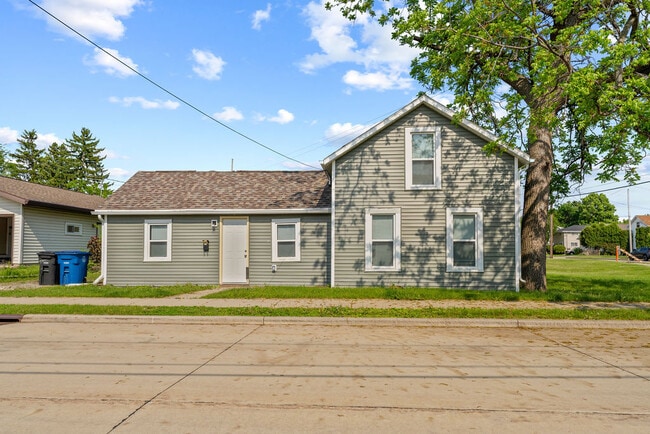 Building Photo - 518 Dakota St