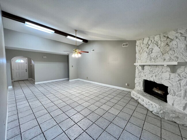 Building Photo - 3 Bedroom, 2 Bathroom Home in Lafayette!