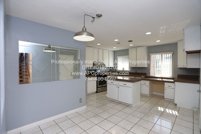 Foto del edificio - 4 Bedroom / 2 Bathroom Home with 2 car gar...