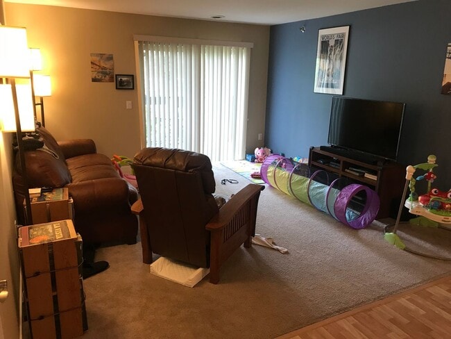 Building Photo - Spacious 2 bed 1 bathroom Condominium