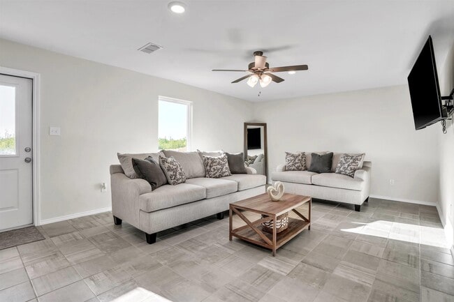 Building Photo - 5112 Anacahuita Dr