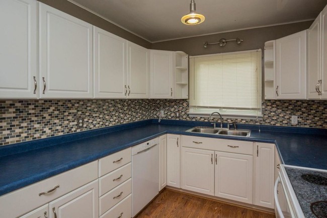Building Photo - 1008 Hunziker Dr
