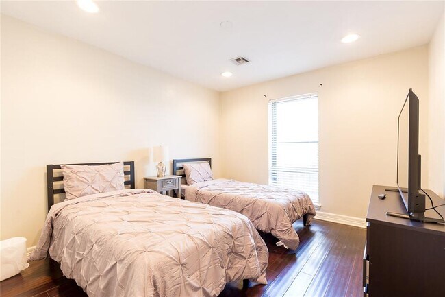 Foto del edificio - 14402 Chevy Chase Dr