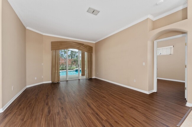 Building Photo - Spacious 4/3 Pool Home in the Gated Lake F...