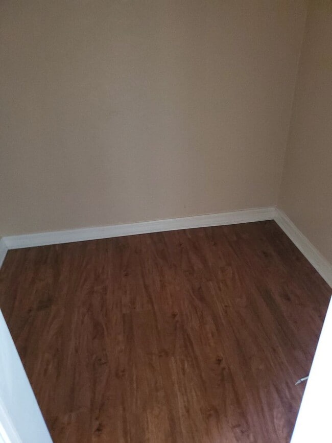 Building Photo - 3 Bedroom Home Close to Everything!