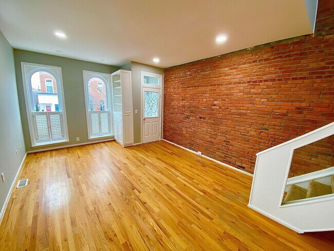 Building Photo - Stunning 2-Bedroom/2.5 Bath - Half Block f...