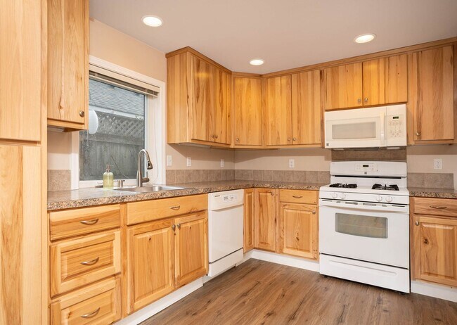 Building Photo - One bedroom apartment located on a private...