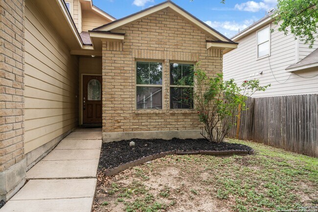 Foto del edificio - 4 bedroom, 2 1/2 bath located in Lakeview ...