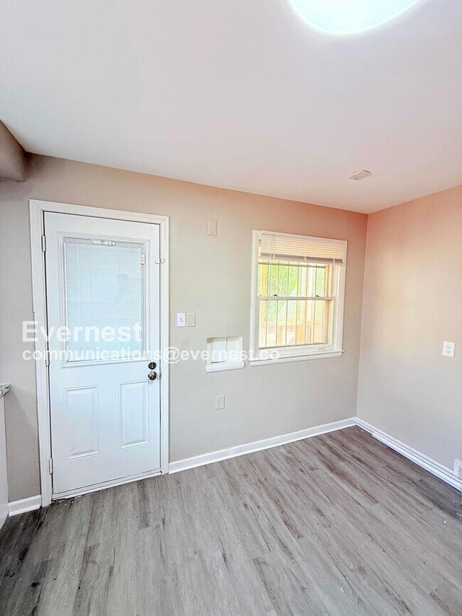 Building Photo - Lovely 5-Bedroom Home with Hookups / Pet-F...