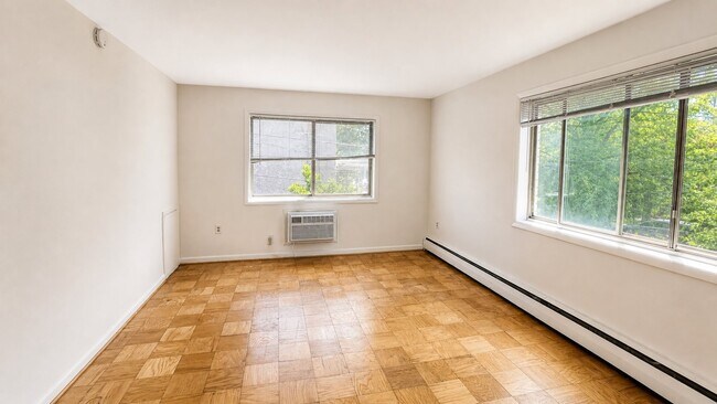 Foto del edificio - 4465 MacArthur Blvd NW