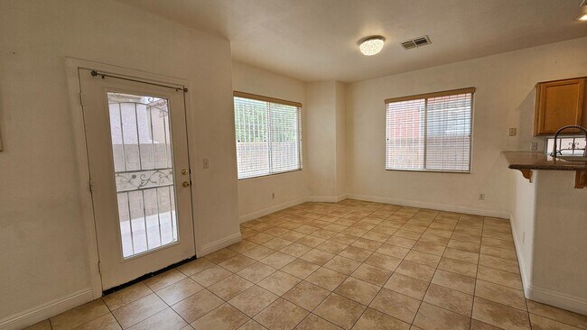 Foto del edificio - GORGEOUS HOME NEAR BLUE DIAMOND & DECATUR!!!!