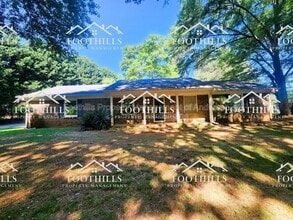 Building Photo - 303 Green Forest Dr