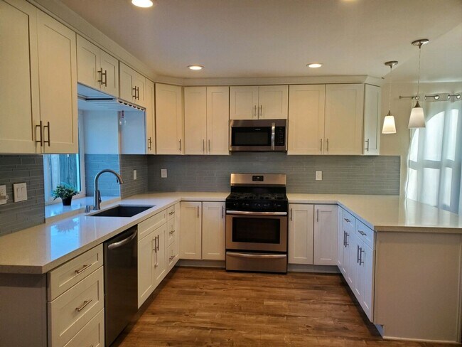 Building Photo - Beautiful 4 Bedroom House with a Long, Pri...