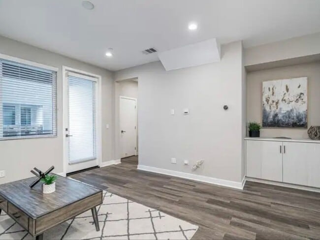 Building Photo - 4 Bedroom  3.5 bathroom Townhome in Chula ...