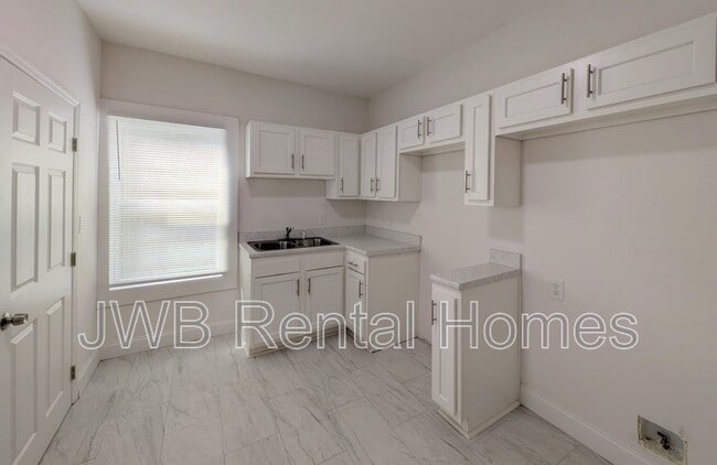 Building Photo - 443 Crestwood St