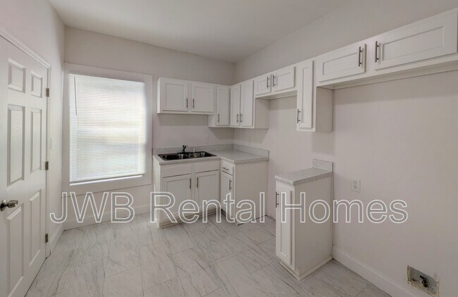 Foto del edificio - 443 Crestwood St