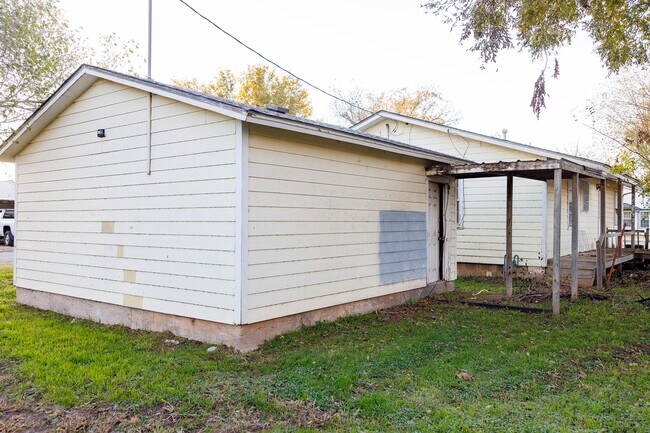 Building Photo - 522 E Davis Ave