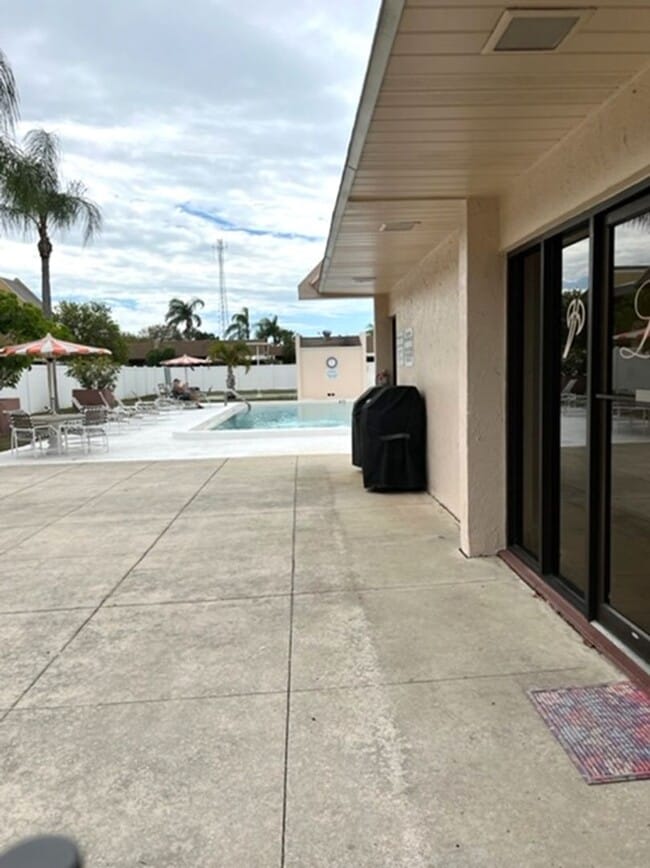 Building Photo - 55+ Community - 1BR/1BA Condo in Las Palmas