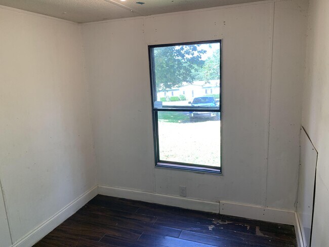 Building Photo - 6855 Skyview Dr SE