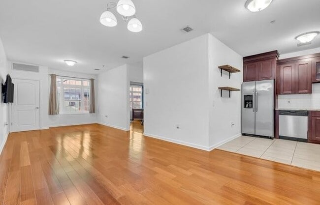 Building Photo - QQZiza