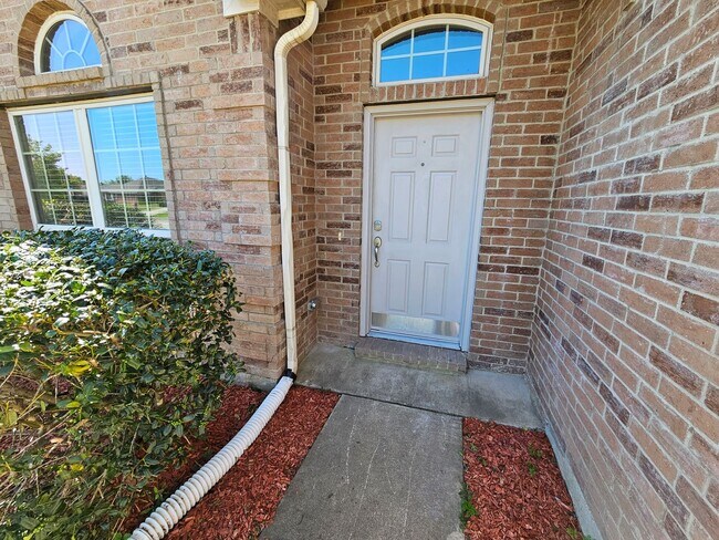 Building Photo - Beautiful home with open floor plan