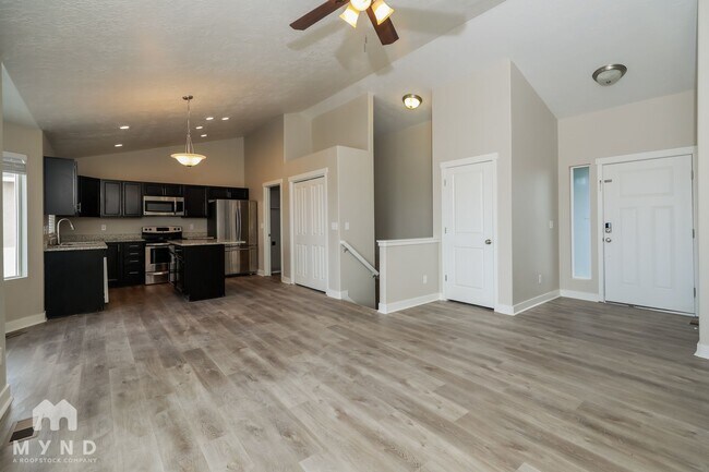 Building Photo - 426 Diamant Ln