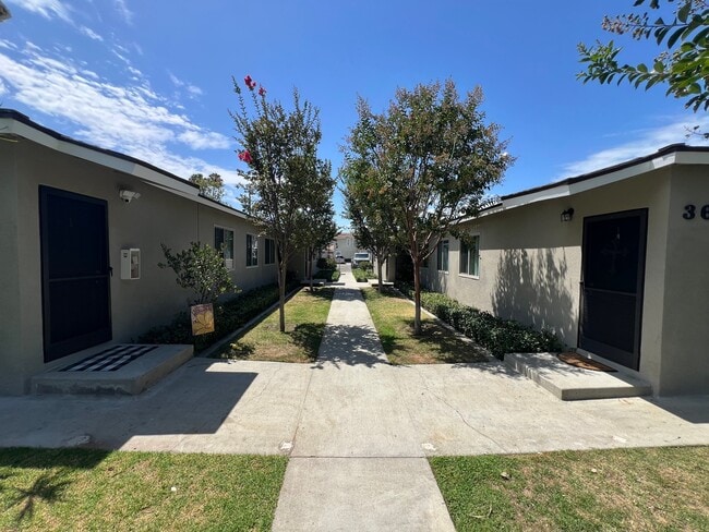 Photo - 370-370 W Truslow Ave (Fullerton, CA) Apartment