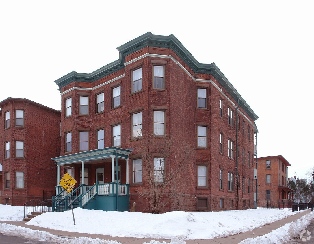 Entrada principal - Alden & Dean Street Apartments